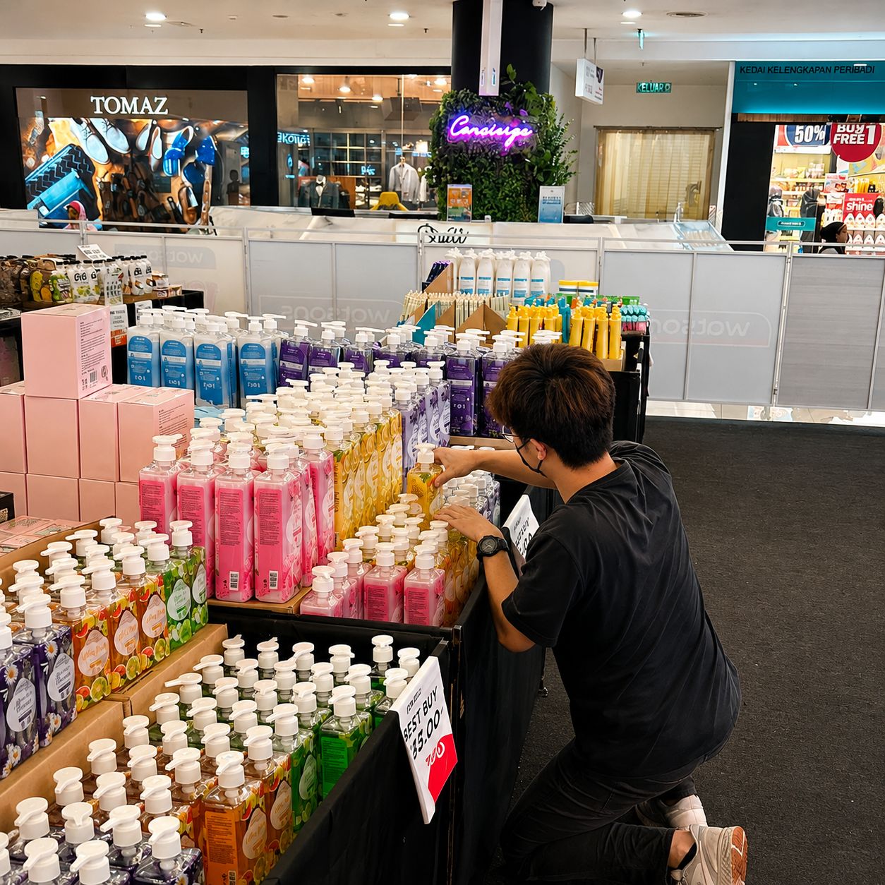 Merchandiser for Roadshow